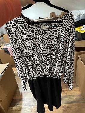 Mainstays Black and White Leopard Print Long-Sleeve Dress